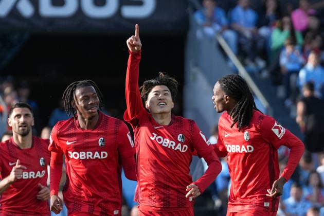Spanien, Fussball, UEFA Europa League, Viertelfinale, Rückspiel, 2025 2026, RC Celta de Vigo vs. SC Freiburg, 16.04.2026, Estadio Balaidos, Vigo, Johan Manzambi (SC Freiburg, 44), Yuito Suzuki (SC Freiburg, 14), Jordy Makengo (SC Freiburg, 33) Torjubel, Emotionen, Torschuss, Abschluss, Torerfolg, Tor, Treffer Vigo Estadio Balaidos Galicien, Pontevedra Spanien Copyright: xArnexAmbergx