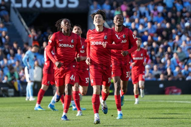Spanien, Fussball, UEFA Europa League, Viertelfinale, Rückspiel, 2025 2026, RC Celta de Vigo vs. SC Freiburg, 16.04.2026, Estadio Balaidos, Vigo, Johan Manzambi (SC Freiburg, 44), Yuito Suzuki (SC Freiburg, 14), Jordy Makengo (SC Freiburg, 33) Torjubel, Emotionen, Torschuss, Abschluss, Torerfolg, Tor, Treffer Vigo Estadio Balaidos Galicien, Pontevedra Spanien Copyright: xArnexAmbergx