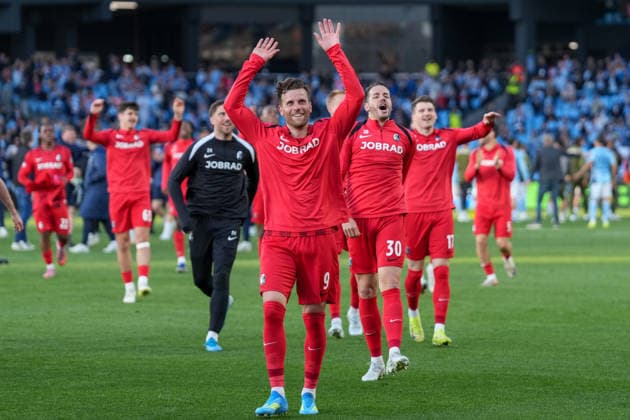 Spanien, Fussball, UEFA Europa League, Viertelfinale, Rückspiel, 2025 2026, RC Celta de Vigo vs. SC Freiburg, 16.04.2026, Estadio Balaidos, Vigo, Jubel, Emotionen, die Mannschaft feiert den Einzug ins Halbfinale mit den Fans im Gästeblock, Lucas Höler Lucas Hoeler (SC Freiburg, 09), Christian Günter Christian Guenter (SC Freiburg, 30), Lukas Kübler Lukas Kuebler (SC Freiburg, 17) Vigo Estadio Balaidos Galicien, Pontevedra Spanien Copyright: xArnexAmbergx