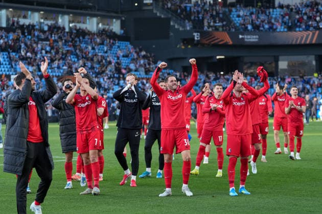 Spanien, Fussball, UEFA Europa League, Viertelfinale, Rückspiel, 2025 2026, RC Celta de Vigo vs. SC Freiburg, 16.04.2026, Estadio Balaidos, Vigo, Jubel, Emotionen, die Mannschaft feiert den Einzug ins Halbfinale mit den Fans im Gästeblock, Vigo Estadio Balaidos Galicien, Pontevedra Spanien Copyright: xArnexAmbergx