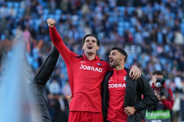 Spanien, Fussball, UEFA Europa League, Viertelfinale, Rückspiel, 2025 2026, RC Celta de Vigo vs. SC Freiburg, 16.04.2026, Estadio Balaidos, Vigo, Jubel, Emotionen, die Mannschaft feiert den Einzug ins Halbfinale mit den Fans im Gästeblock, Igor Matanovic (SC Freiburg, 31) Vincenzo Grifo (SC Freiburg, 32) Vigo Estadio Balaidos Galicien, Pontevedra Spanien Copyright: xArnexAmbergx
