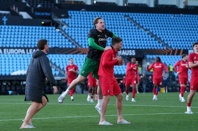 Spanien, Fussball, UEFA Europa League, Viertelfinale, Rückspiel, 2025 2026, RC Celta de Vigo vs. SC Freiburg, 16.04.2026, Estadio Balaidos, Vigo, Jubel, Emotionen, die Mannschaft feiert den Einzug ins Halbfinale mit den Fans im Gästeblock, Florian Müller Florian Mueller (SC Freiburg, 21), Lucas Höler Lucas Hoeler (SC Freiburg, 09) Vigo Estadio Balaidos Galicien, Pontevedra Spanien Copyright: xArnexAmbergx