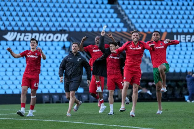 Spanien, Fussball, UEFA Europa League, Viertelfinale, Rückspiel, 2025 2026, RC Celta de Vigo vs. SC Freiburg, 16.04.2026, Estadio Balaidos, Vigo, Jubel, Emotionen, die Mannschaft feiert den Einzug ins Halbfinale mit den Fans im Gästeblock, Vigo Estadio Balaidos Galicien, Pontevedra Spanien Copyright: xArnexAmbergx