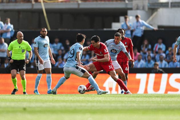 April 16, 2026, Vigo, Vigo, Spain: VIGO, SPAIN - APRIL 16: Igor Matanovic of SC Freiburg and Yoel Lago of Celta Vigoin to the UEFA Europa League 2025 26 Quarter-Final Leg Two match between Real Club Celta and SC Freiburg at Estadio Balaidos on April 16, 2026 in Vigo, Spain Vigo Spain - ZUMAe141 20260416_zsp_e141_011 Copyright: xLuisxEirasx