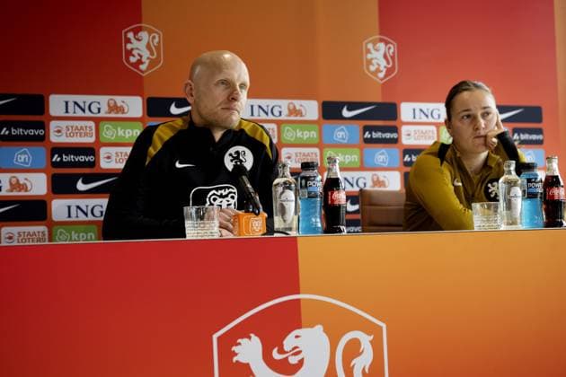 ZEIST - National coach Arjan Veurink and Wieke Kaptein during a press conference, PK, Pressekonferenz in preparation for the World Cup qualifying match against France. OLAF KRAAK ANP xVIxANPxSportx xxANPxIVx 556006382 originalFilename: 556006382.jpg