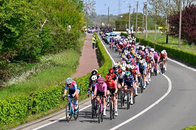 Brabantse Pijl - Fleche Brabanconne Women 2026 Cycling Race OVERIJSE, BELGIUM - APRIL 17 : illustration picture peloton during the 11th edition of De Brabantse Pijl - La Fleche Brabanconne Women an UCI ProSeries 1.Pro one day cycling road race for Women Elite of 125 km with start in Lennik and finish in Overijse on April 17, 2026 in Overijse, Belgium, 17 04 2026 ( Motordriver Guy De Vuyst - Overijse Belgium  Copyright: xTomasxSiskx