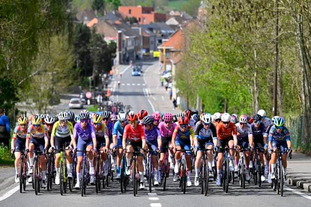 Brabantse Pijl - Fleche Brabanconne Women 2026 Cycling Race OVERIJSE, BELGIUM - APRIL 17 : illustration picture peloton during the 11th edition of De Brabantse Pijl - La Fleche Brabanconne Women an UCI ProSeries 1.Pro one day cycling road race for Women Elite of 125 km with start in Lennik and finish in Overijse on April 17, 2026 in Overijse, Belgium, 17 04 2026 ( Motordriver Guy De Vuyst - Overijse Belgium  Copyright: xTomasxSiskx