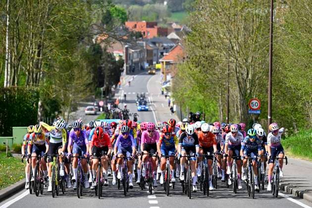 Brabantse Pijl - Fleche Brabanconne Women 2026 Cycling Race OVERIJSE, BELGIUM - APRIL 17 : illustration picture peloton during the 11th edition of De Brabantse Pijl - La Fleche Brabanconne Women an UCI ProSeries 1.Pro one day cycling road race for Women Elite of 125 km with start in Lennik and finish in Overijse on April 17, 2026 in Overijse, Belgium, 17 04 2026 ( Motordriver Guy De Vuyst - Overijse Belgium  Copyright: xTomasxSiskx
