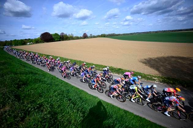 Brabantse Pijl - Fleche Brabanconne Women 2026 Cycling Race OVERIJSE, BELGIUM - APRIL 17 : illustration picture peloton during the 11th edition of De Brabantse Pijl - La Fleche Brabanconne Women an UCI ProSeries 1.Pro one day cycling road race for Women Elite of 125 km with start in Lennik and finish in Overijse on April 17, 2026 in Overijse, Belgium, 17 04 2026 ( Motordriver Guy De Vuyst - Overijse Belgium  Copyright: xTomasxSiskx