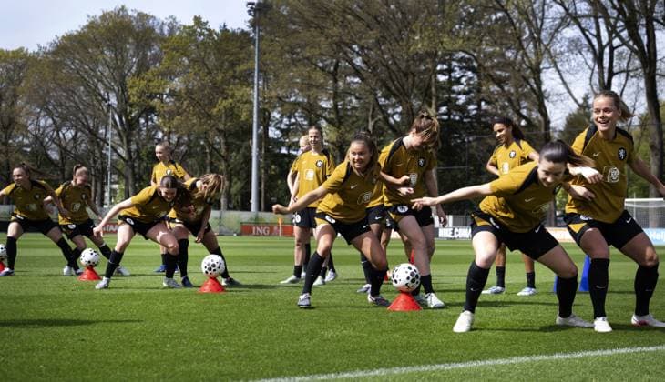 ZEIST - The Dutch women s national team, Nationalteam during training in the run-up to the second World Cup qualifying match against France. OLAF KRAAK ANP xVIxANPxSportx xxANPxIVx 556009156 originalFilename: 556009156.jpg
