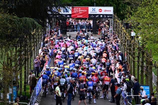 Brabantse Pijl - Fleche Brabanconne 2026 Cycling Race OVERIJSE, BELGIUM - APRIL 17 : illustration picture of the start during the 66th edition of De Brabantse Pijl - La Fleche Brabanconne an UCI ProSeries 1.Pro one day cycling road race for Men Elite of 162 km with start in Beersel and finish in Overijse on April 17, 2026 in Overijse, Belgium, 17 04 2026 ( Motordriver Kenny Verfaillie - Overijse Belgium  Copyright: xGvgx