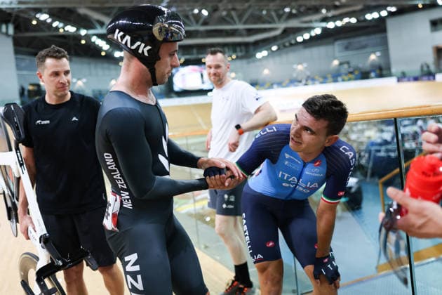 UCI Track World Cup: Hong Kong Picture by Alex Whitehead SWpix.com - 17 04 2026 - Cycling - UCI Track World Cup: Hong Kong - Hong Kong Velodrome, Tseung Kwan O, Hong Kong, China - Men™s Elimination Race - Final - Thomas Sexton (New Zealand) congratulates Matteo Fiorin (Italy) on winning the Men™s Elimination Race Hong Kong Hong Kong Velodrome Hong Kong SAR, CHINA Copyright: x xSWpix.comx(t axPhotographyxHubxLtd)xAlexxWhitehead SWpix.comx SWP-3030-12678