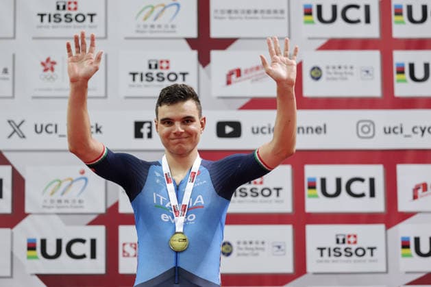 UCI Track World Cup: Hong Kong Picture by Alex Whitehead SWpix.com - 17 04 2026 - Cycling - UCI Track World Cup: Hong Kong - Hong Kong Velodrome, Tseung Kwan O, Hong Kong, China - Men™s Elimination Race - Podium - Matteo Fiorin (Italy) receiving the Gold Medal Hong Kong Hong Kong Velodrome Hong Kong SAR, CHINA Copyright: x xSWpix.comx(t axPhotographyxHubxLtd)xAlexxWhitehead SWpix.comx SWP-3030-12693