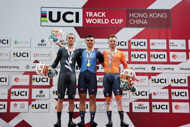 UCI Track World Cup: Hong Kong Picture by Alex Whitehead SWpix.com - 17 04 2026 - Cycling - UCI Track World Cup: Hong Kong - Hong Kong Velodrome, Tseung Kwan O, Hong Kong, China - Men™s Elimination Race - Podium - Matteo Fiorin (Italy) receiving the Gold Medal, Thomas Sexton (New Zealand) receiving the Silver Medal, Yoeri Havik (Netherlands) receiving the Bronze Medal Hong Kong Hong Kong Velodrome Hong Kong SAR, CHINA Copyright: x xSWpix.comx(t axPhotographyxHubxLtd)xAlexxWhitehead SWpix.comx SWP-3030-12703