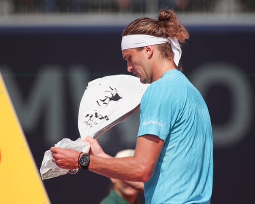 Alexander Zverev packt einen neuen Schlaeger aus. Tennis - BMW Open 2026 - ATP, Tennis Herren 500 - MTTC Iphitos - Muenchen - Bayern - Deutschland - 17 April 2026. Copyright: xJuergenxHasenkopfx