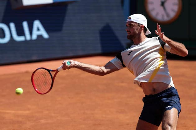 April 17, 2026, Barcelona, Barcelona, Spain: Tomas Machac of Czech Republic in action against Andrey Rublev of Russia during the Quarter-finals tennis match of the Barcelona Open Banc Sabadell - Conde Godo 2026 Day 7 at Real Club de Tenis Barcelona on April 17, 2026 in Barcelona, Spain. Barcelona Open Banc Sabadell - Conde Godo 2026 Day 7  - ZUMAa181 20260417_zaa_a181_122 Copyright: xJavierxBorregox