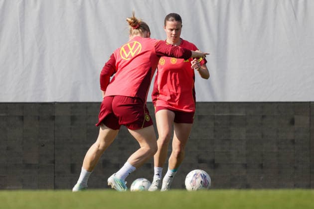 17.04.2026, xgrfx, Fussball DFB-Medientermine, Deutsche Frauennationalmannschaft Training v.l. Jella Veit, Sarah Mattner-Trembleau (Deutsche Frauennationalmannschaft) (DFL DFB REGULATIONS PROHIBIT ANY USE OF PHOTOGRAPHS as IMAGE SEQUENCES and or QUASI-VIDEO) Ried