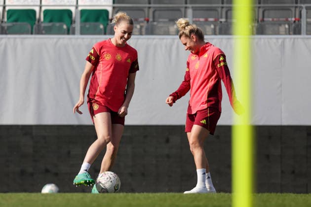 17.04.2026, xgrfx, Fussball DFB-Medientermine, Deutsche Frauennationalmannschaft Training v.l. Laura Freigang, Linda Dallmann (Deutsche Frauennationalmannschaft) (DFL DFB REGULATIONS PROHIBIT ANY USE OF PHOTOGRAPHS as IMAGE SEQUENCES and or QUASI-VIDEO) Ried