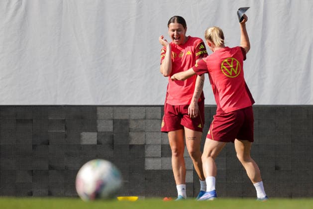 17.04.2026, xgrfx, Fussball DFB-Medientermine, Deutsche Frauennationalmannschaft Training v.l. Larissa Mülhaus, Lea Schüller (Deutsche Frauennationalmannschaft) (DFL DFB REGULATIONS PROHIBIT ANY USE OF PHOTOGRAPHS as IMAGE SEQUENCES and or QUASI-VIDEO) Ried