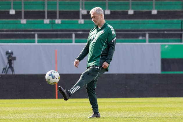 17.04.2026, xgrfx, Fussball DFB-Medientermine, Deutsche Frauennationalmannschaft Training v.l. Christian Wück (Deutsche Frauennationalmannschaft) (DFL DFB REGULATIONS PROHIBIT ANY USE OF PHOTOGRAPHS as IMAGE SEQUENCES and or QUASI-VIDEO) Ried