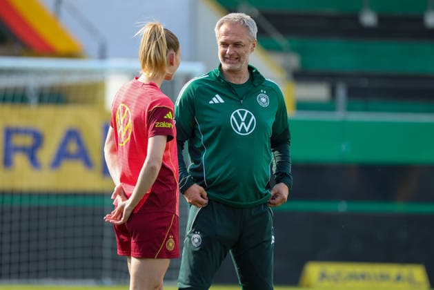 Ried im Innkreis, Österreich 17. April 2026: Vorbereitung auf das Frauen WM-Qualifikationsspiel Österreich vs. Deutschland - Abschlusstraining Im Bild: v.li. Sarai Linder (Deutschland) und Bundestrainer Christian Wück Wueck (Deutschland) im Gespräch beim Abschlusstraining Copyright: HMBxMedia MadeleinexFantini