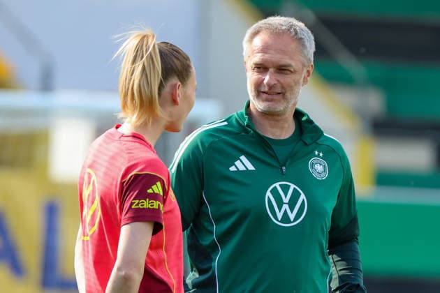 Ried im Innkreis, Österreich 17. April 2026: Vorbereitung auf das Frauen WM-Qualifikationsspiel Österreich vs. Deutschland - Abschlusstraining Im Bild: v.li. Sarai Linder (Deutschland) und Bundestrainer Christian Wück Wueck (Deutschland) im Gespräch beim Abschlusstraining Copyright: HMBxMedia MadeleinexFantini