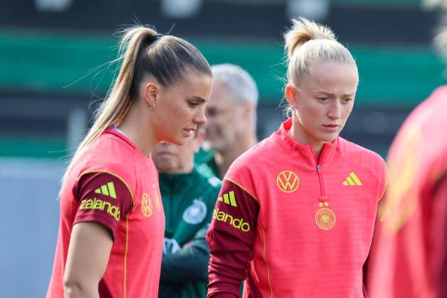 Ried im Innkreis, Österreich 17. April 2026: Vorbereitung auf das Frauen WM-Qualifikationsspiel Österreich vs. Deutschland - Abschlusstraining Im Bild: v.li. Selina Cerci (Deutschland) und Lea Schüller Schueller (Deutschland) Copyright: HMBxMedia MadeleinexFantini