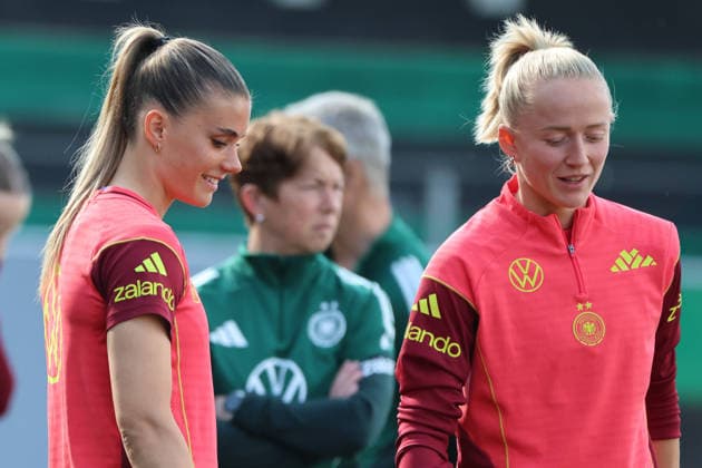 Ried im Innkreis, Österreich 17. April 2026: Vorbereitung auf das Frauen WM-Qualifikationsspiel Österreich vs. Deutschland - Abschlusstraining Im Bild: v.li. Selina Cerci (Deutschland) und Lea Schüller Schueller (Deutschland) Copyright: HMBxMedia MadeleinexFantini