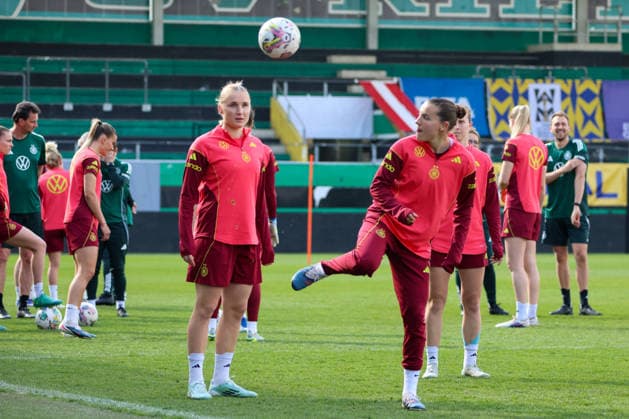 Ried im Innkreis, Österreich 17. April 2026: Vorbereitung auf das Frauen WM-Qualifikationsspiel Österreich vs. Deutschland - Abschlusstraining Im Bild: v.li. Jella Veit (Deutschland) und Carlotta Wamser (Deutschland) Copyright: HMBxMedia MadeleinexFantini