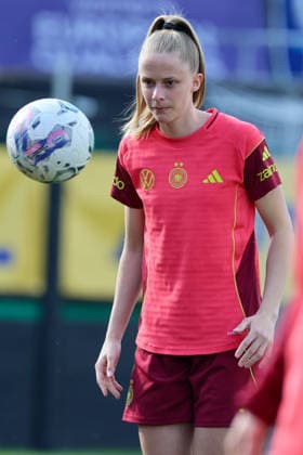 Ried im Innkreis, Österreich 17. April 2026: Vorbereitung auf das Frauen WM-Qualifikationsspiel Österreich vs. Deutschland - Abschlusstraining Im Bild: Vivien Endemann (Deutschland) Copyright: HMBxMedia MadeleinexFantini