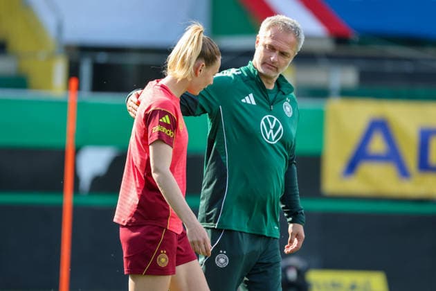 Ried im Innkreis, Österreich 17. April 2026: Vorbereitung auf das Frauen WM-Qualifikationsspiel Österreich vs. Deutschland - Abschlusstraining Im Bild: v.li. Sarai Linder (Deutschland) und Bundestrainer Christian Wück Wueck (Deutschland) im Gespräch beim Abschlusstraining Copyright: HMBxMedia MadeleinexFantini