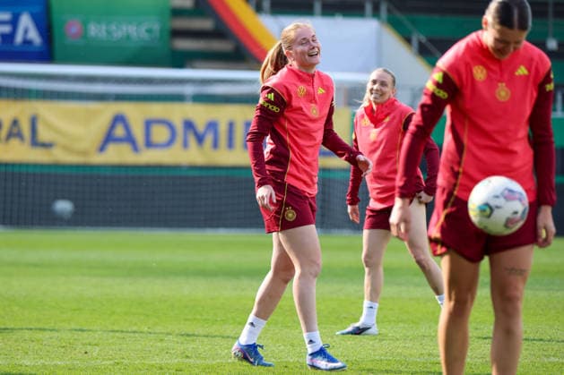 Ried im Innkreis, Österreich 17. April 2026: Vorbereitung auf das Frauen WM-Qualifikationsspiel Österreich vs. Deutschland - Abschlusstraining Im Bild: Sjoeke Nüsken Nuesken (Deutschland) lachend auf dem Spielfeld Copyright: HMBxMedia MadeleinexFantini