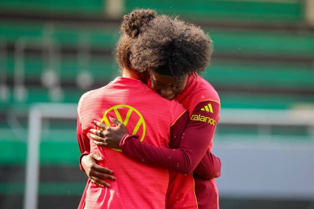 Ried im Innkreis, Österreich 17. April 2026: Vorbereitung auf das Frauen WM-Qualifikationsspiel Österreich vs. Deutschland - Abschlusstraining Im Bild: v.li. Shekiera Martinez (Deutschland) umarmt Nicole Anyomi (Deutschland) Copyright: HMBxMedia MadeleinexFantini