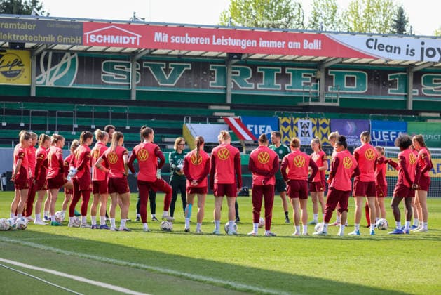 Ried im Innkreis, Österreich 17. April 2026: Vorbereitung auf das Frauen WM-Qualifikationsspiel Österreich vs. Deutschland - Abschlusstraining Im Bild: Die Spielerinnen der deutschen Fußballnationalmannschaft der Frauen im Mannschaftskreis zur Teambesprechung vor dem Abschlusstraining in Ried im Innkreis Copyright: HMBxMedia MadeleinexFantini