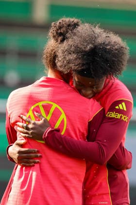 Ried im Innkreis, Österreich 17. April 2026: Vorbereitung auf das Frauen WM-Qualifikationsspiel Österreich vs. Deutschland - Abschlusstraining Im Bild: v.li. Shekiera Martinez (Deutschland) umarmt Nicole Anyomi (Deutschland) Copyright: HMBxMedia MadeleinexFantini