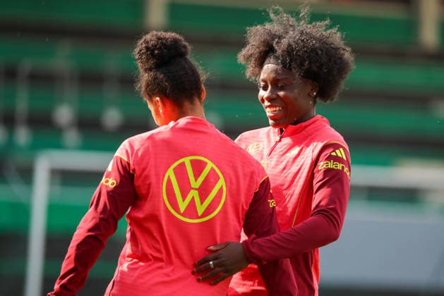 Ried im Innkreis, Österreich 17. April 2026: Vorbereitung auf das Frauen WM-Qualifikationsspiel Österreich vs. Deutschland - Abschlusstraining Im Bild: v.li. Shekiera Martinez (Deutschland) umarmt Nicole Anyomi (Deutschland) Copyright: HMBxMedia MadeleinexFantini