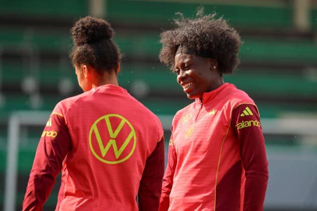 Ried im Innkreis, Österreich 17. April 2026: Vorbereitung auf das Frauen WM-Qualifikationsspiel Österreich vs. Deutschland - Abschlusstraining Im Bild: v.li. Shekiera Martinez (Deutschland) umarmt Nicole Anyomi (Deutschland) Copyright: HMBxMedia MadeleinexFantini