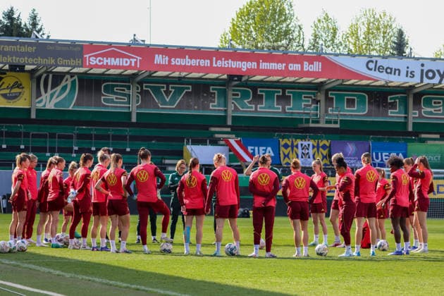 Ried im Innkreis, Österreich 17. April 2026: Vorbereitung auf das Frauen WM-Qualifikationsspiel Österreich vs. Deutschland - Abschlusstraining Im Bild: Die Spielerinnen der deutschen Fußballnationalmannschaft der Frauen im Mannschaftskreis zur Teambesprechung vor dem Abschlusstraining in Ried im Innkreis *** Ried im Innkreis, Austria 17 April 2026 Preparation for the womens World Cup qualifier Austria vs Germany Final training In the picture The players of the German national womens soccer team in the team circle for the team meeting before the final training in Ried im Innkreis Copyright: HMBxMedia MadeleinexFantini