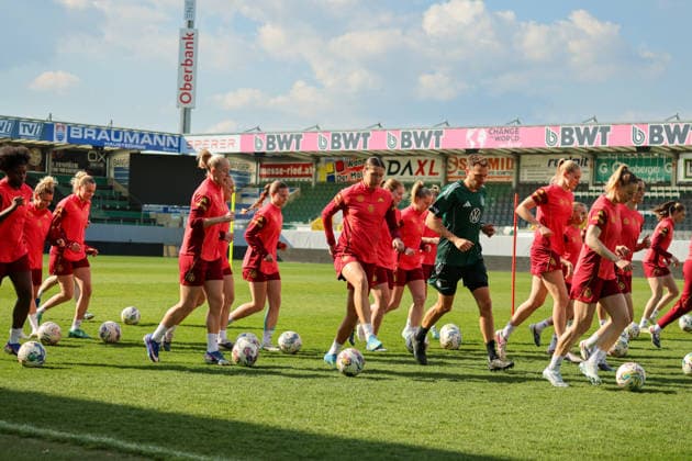 Ried im Innkreis, Österreich 17. April 2026: Vorbereitung auf das Frauen WM-Qualifikationsspiel Österreich vs. Deutschland - Abschlusstraining Im Bild: Die Spielerinnen der deutschen Fußballnationalmannschaft der Frauen im Mannschaftskreis zur Teambesprechung vor dem Abschlusstraining in Ried im Innkreis Copyright: HMBxMedia MadeleinexFantini
