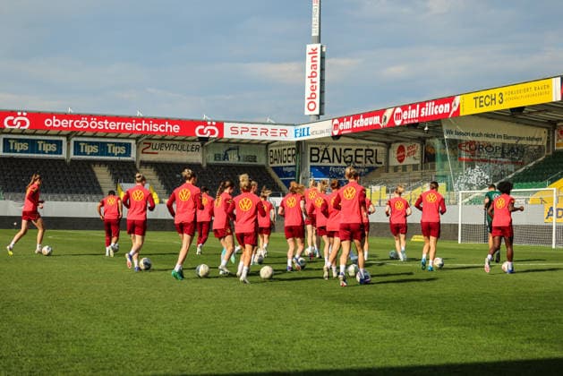 Ried im Innkreis, Österreich 17. April 2026: Vorbereitung auf das Frauen WM-Qualifikationsspiel Österreich vs. Deutschland - Abschlusstraining Im Bild: Die Spielerinnen der deutschen Fußballnationalmannschaft der Frauen im Mannschaftskreis zur Teambesprechung vor dem Abschlusstraining in Ried im Innkreis Copyright: HMBxMedia MadeleinexFantini