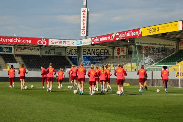 Ried im Innkreis, Österreich 17. April 2026: Vorbereitung auf das Frauen WM-Qualifikationsspiel Österreich vs. Deutschland - Abschlusstraining Im Bild: Die Spielerinnen der deutschen Fußballnationalmannschaft der Frauen im Mannschaftskreis zur Teambesprechung vor dem Abschlusstraining in Ried im Innkreis Copyright: HMBxMedia MadeleinexFantini