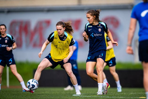 260417 Signe Gaupset and Iris Omarsdottir of the Norwegian women™s national football team during a training session on April 17, 2026 in Ptuj. Photo: Marius Simensen BILDBYRAN Cop 238 bbeng dam fifa women s world cup qualifier football fotball fotboll norge norway practice soccer training trening träning Copyright: MARIUSxSIMENSEN BB260417BB203