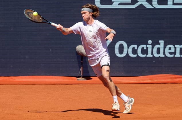 Barcelona Open Banc Sabadell 2026 - Day Five Andrey Rublev plays against Tomas Machac during the quarter-finals (Day Seven) of the Barcelona Open Banc Sabadell 73rd Conde de Godo Trophy at Real Club de Tenis Barcelona 1899 in Barcelona, Spain, on April 17, 2026. Barcelona Barcelona Spain  Copyright: xUrbanandsportx originalFilename:urbanandsport-machacvr260417_npp6r.jpg