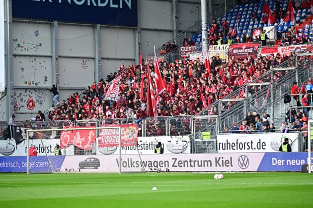 17.04.2026, Fußball, Herren, 2.BL (Bundesliga), Saison 2025 2026, Holstein Kiel - 1. FC Kaiserslautern, 30. Spieltag Kaiserslautern Fanblock Kiel, Holstein-Stadion Holstein-Stadion Schleswig-Holstein Deutschland