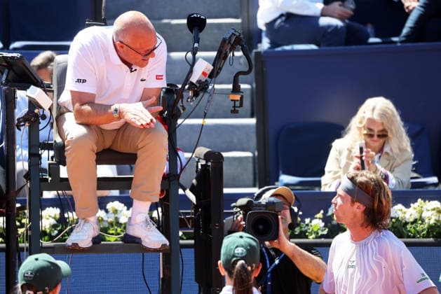 Barcelona Open Banc Sabadell 2026 - Day Five Andrey Rublev speaks with the referee during the match against Tomas Machac in the Quarter-finals (Day Seven) of the Barcelona Open Banc Sabadell 73rd Conde de Godo Trophy at Real Club de Tenis Barcelona 1899 in Barcelona, Spain, on April 17, 2026. Barcelona Barcelona Spain  Copyright: xUrbanandsportx originalFilename:urbanandsport-machacvr260417_nptbF.jpg
