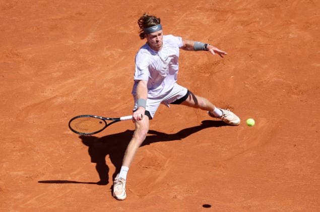 Barcelona Open Banc Sabadell 2026 - Day Five Andrey Rublev plays against Tomas Machac during the quarter-finals (Day Seven) of the Barcelona Open Banc Sabadell 73rd Conde de Godo Trophy at Real Club de Tenis Barcelona 1899 in Barcelona, Spain, on April 17, 2026. Barcelona Barcelona Spain  Copyright: xUrbanandsportx originalFilename:urbanandsport-machacvr260417_nptgm.jpg
