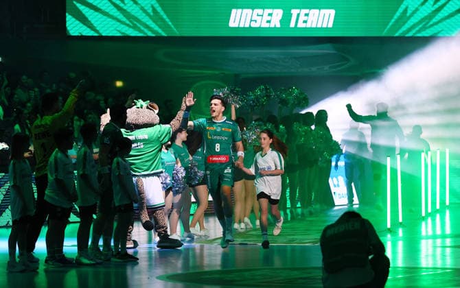 DHfK Leipzig - Gummersbach Handball Bundesliga Leipzig, 16.04.2026, ARENA Leipzig, Spieltag 21,Handball Bundesliga , SC DHFK Leipzig vs. VfL Gummersbach 31:37 (12:21) , Lasershow, Einlauf der Mannschaften. Im Bild: Lucas Krzikalla (8, Leipzig) , *** DHfK Leipzig Gummersbach Handball Bundesliga Leipzig, 16 04 2026, ARENA Leipzig, Matchday 21,Handball Bundesliga , SC DHFK Leipzig vs VfL Gummersbach 31 37 12 21 , Laser show, Run-in of the teams In the picture Lucas Krzikalla 8, Leipzig , Picture Point