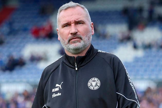 Trainer Tim Walter (Holstein Kiel) schaut enttaeuscht, 2. Bundesliga, Holstein Kiel v 1. FC Kaiserslautern, Holstein-Stadion am 17. April 2026 in Kiel, Deutschland. (Foto von Marco Steinbrenner DeFodi Images) Trainer Tim Walter (Holstein Kiel) looks dejected, 2. Bundesliga, Holstein Kiel v 1. FC Kaiserslautern, Holstein-Stadion, April 17, 2026 in Kiel, Germany. (Photo by Marco Steinbrenner DeFodi Images) -
