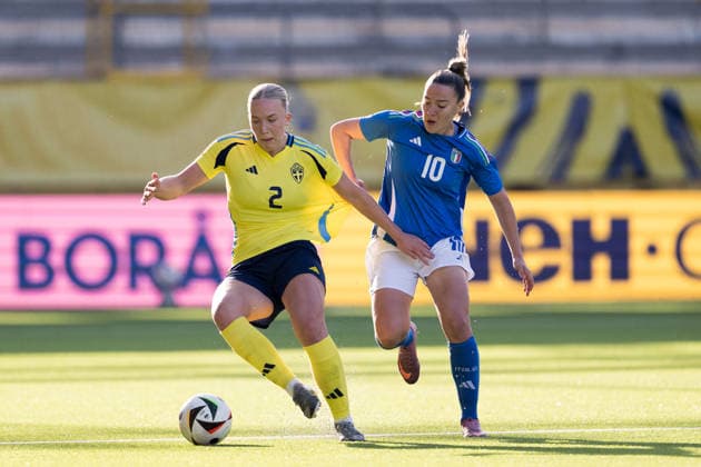 260417 Thindra Mattsson of Sweden and Eleonora Ferraresi of Italy during the UEFA Women s Under-19 EURO Qualifier, EM, Europameisterschaft football match between Sweden and Italy on April 17, 2026 in Boras. Photo: Jörgen Jarnberger BILDBYRAN COP 112 JJ0567 fotboll football soccer fotball f19 landslag national team, Nationalteam kval qualifying round qualification sverige italy sweden dam bbeng under-19 womensverige sweden Copyright: JÖRGENxJARNBERGER BB260417JJ013