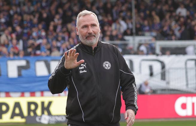 Trainer Tim Walter (Holstein Kiel) Fussball, Herren, Saison 2025 2026, 2.BL, Holstein Stadion, Holstein Kiel gegen 1.FC Kaiserslautern DFL REGULATIONS PROHIBIT ANY USE OF PHOTOGRAPHS AS IMAGE SEQUENCES AND OR QUASI-VIDEO.